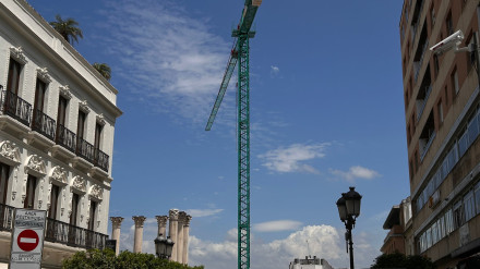 Grúa instala en el Templo Romano
