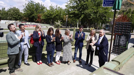 Una placa homenajea a Ignacio Echeverría, el "héroe del monopatín", en el 'skatepark' de Bola de Oro