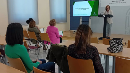 Presentación del convenio entre Junta, Ayuntamiento de Granada y asociación Imeris para apoyar a familias con menores en dificultad social