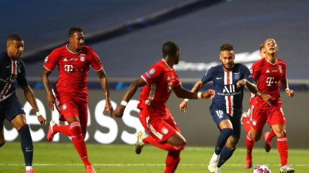 Neymar conduce un balón acompañado de Mbappe en la final del 2020.