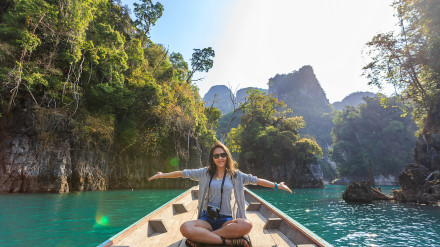 Una chica disfruta de sus vacaciones