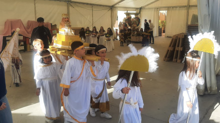 Niños se preparan para la procesión de papel