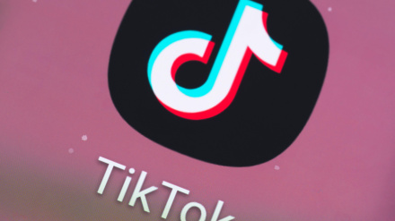 El logotipo de la aplicación TikTok en la pantalla de un teléfono inteligente
