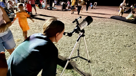 Un grupo de visitantes observa las estrellas en el entorno del observatorio de Puerto Lumbreras