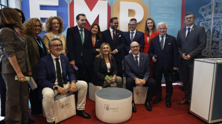 Inauguración de la Feria del Empleo 2025 con la alcaldesa de Granada, Marifrán Carazo, en el centro en primer término