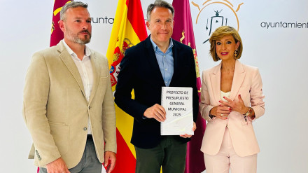 El alcalde de Lorca, con concejales del PP y Vox, en la presentación del presupuesto