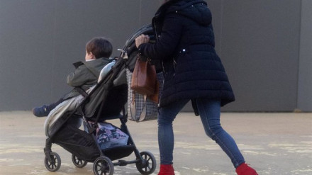 Las mujeres son las que asumen, en mayor medida, el cuidado de sus hijos dependientes