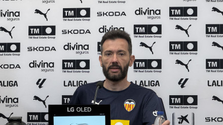 Corberán ante los medios en Paterna