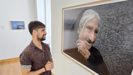 Brais Lorenzo ante una de sus fotos
