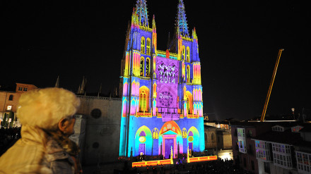 Catedral iluminada en la Noche Blanca en la ciudad de Burgos
