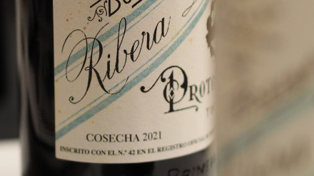 Una botella de Bodegas Protos, en la cata maridaje de La Taberna Zíngara de Oviedo