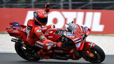 Marc Marquez saluda al público de Le Mans tras su victoria en el sprint.