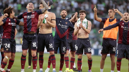 La plantilla del Levante UD celebra el triunfo en Elche