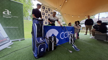 Sorteo de premios tras la primera prueba del IV Circuito de Golf COPE Asturias, celebrada en Castiello (Gijón)