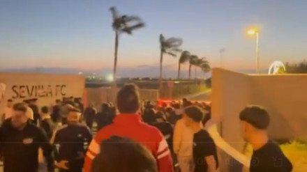 Los seguidores del Sevilla a las puertas de la ciudad deportiva