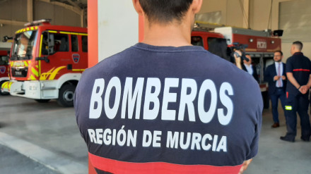 Un bombero del Consorcio de Extinción de Incendios en el parque de Lorca