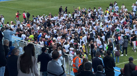 Los jugadores del Ceuta celebran con sus seguidores el ascenso tras ganar al Fuenlabrada