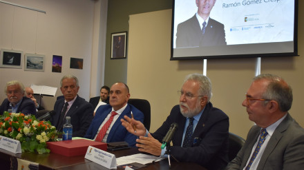 El presidente del Parlamento de Galicia, Miguel Santalices, interviene en el acto de homenaje a Ramón Gómez Crespo
