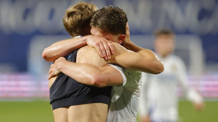 Guti abraza a Dani Gómez tras el gol del delantero al Cartagena.