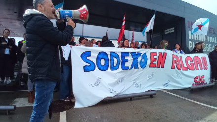 Concentración a las puertas de Inditex en Río do Pozo