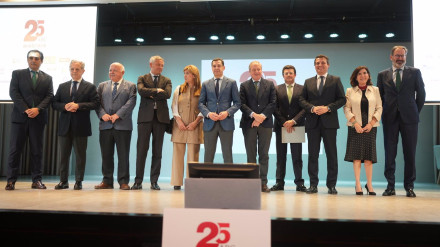 Foto de familia tras finalizar el acto