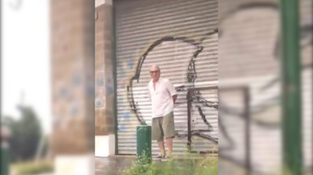 A un abuelo le pilla una tormenta en la calle y, mientras espera, no puede borrar de su memoria lo que vio: "De pronto"