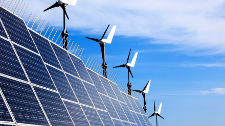 Varios paneles fotovoltaicos con pequeños aerogeneradores