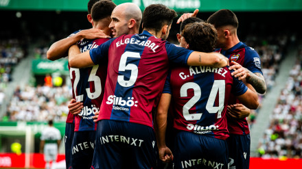 Los jugadores del Levante UD celebran el triunfo en Elche