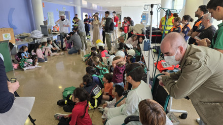 El Clínico San Cecilio celebra el Día de la Infancia Hospitalizada con profesionales de emergencias, seguridad y protección civil