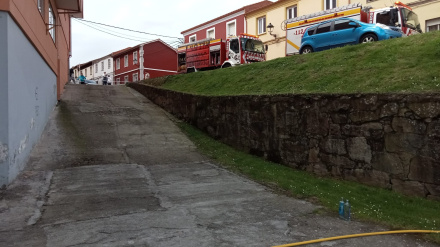 Los vehículos de los bomberos en la zona