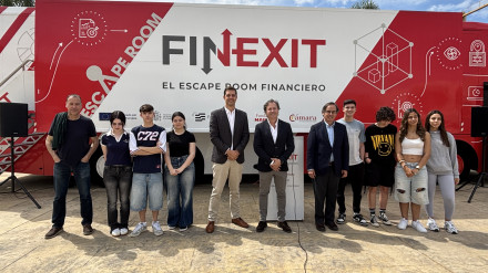 Los alumnos del IES La Zafra de Motril participan en el "scape room" financiero de la ruta FINEXIT