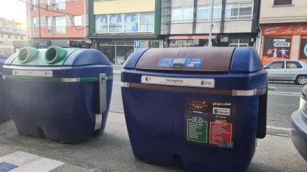 Foto de archivo de varios contenedores de basura en Narón