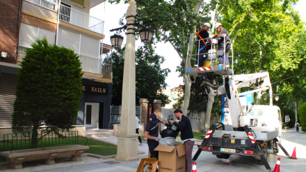 Colocación de las nuevas farolas en la alameda de la Constitución