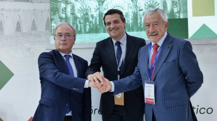 El alcalde de Córdoba, José María Bellido (centro), en la firma del convenio