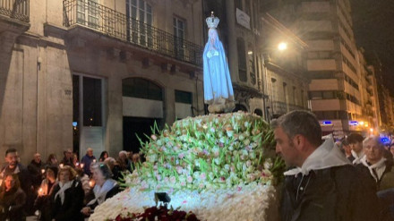 Los fieles acompañan a la Virgen de Fátima por la calle Progreso en el centro de la ciudad de Ourense