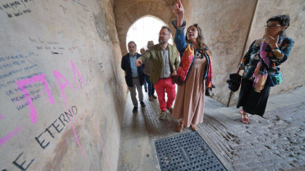 Visita del PSOE con vecinos en el Arco de las Pesas