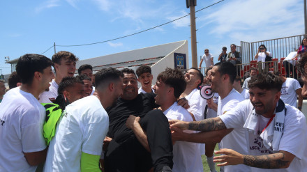 Óscar Troya manteado por sus jugadores