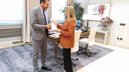 El ministro de Transportes y Movilidad Sostenible, Óscar Puente, y la alcaldesa de Granada, Marifrán Carazo