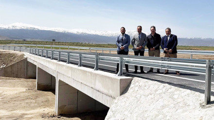 El presidente de la Diputación de Granada, Francis Rodríguez, segundo por la izquierda en la imagen, en la visita a la GR-6103 de Charches