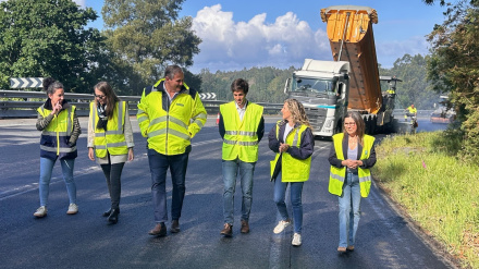 Aneiros, en el centro, durante la visita a estas obras en Cabanas