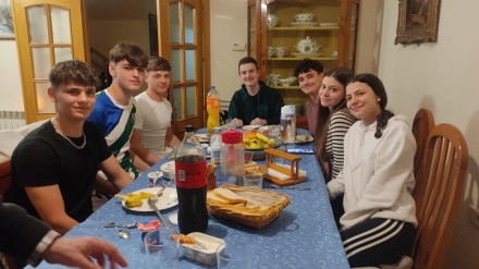 Parte de la familia Morales-Ballesteros cenando con alumnos de intercambio