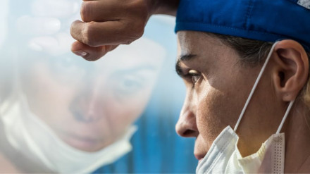 Imagen de una sanitaria en un centro hospitalario