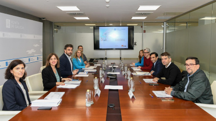 Participantes en la reunión de Satiago este miércoles en Santiago