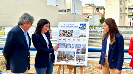 La concejala de Urbanismo junto a técnicos muestra la reordenación del solar donde se construirá un edificio sin alterar los restos arqueológicos