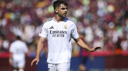 Raúl Asencio disputando un partido con el Real Madrid