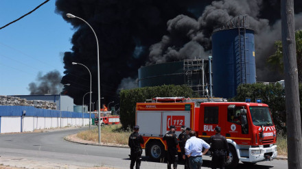 La columna de humo generada por el incendio de una nave de productos químicos en Alcalá de Guadaíra era visible desde numerosos puntos de Sevilla