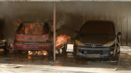 Simulación de coche eléctrico ardiendo sin efecto en cadena gracias a Ecofire Fighting