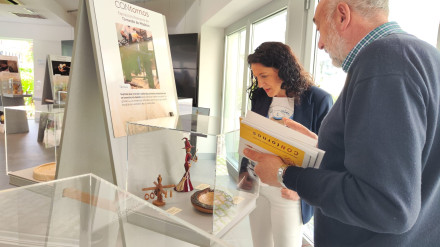 La concejala Maica García durante la visita a la exposición