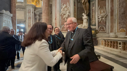 El arzobispo de Sevilla saluda a los peregrinos que acuden a ver al Cachorro