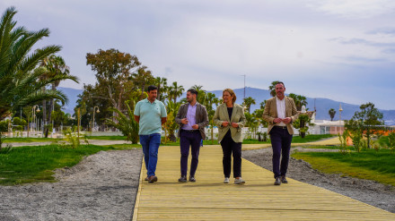 Las playas de Motril inician la instalación de las pasarelas de la Senda Litoral